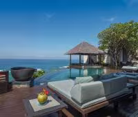 Villa Bidadari Cliffside Estate, terrasse de la piscine